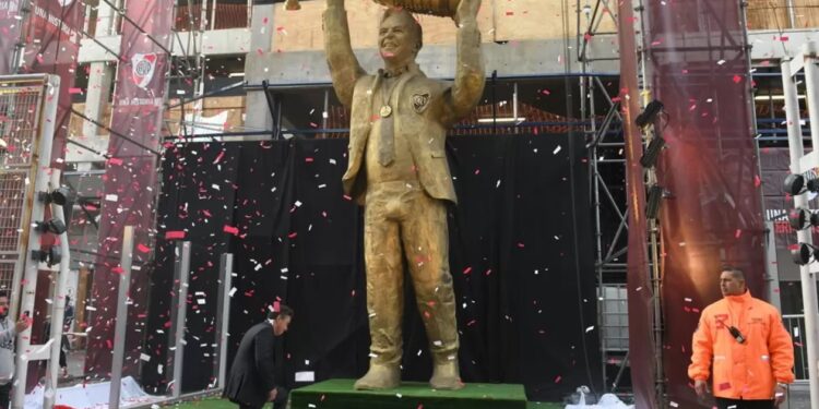 La estatua ”blooper” de Marcelo Gallardo podría ser modificada