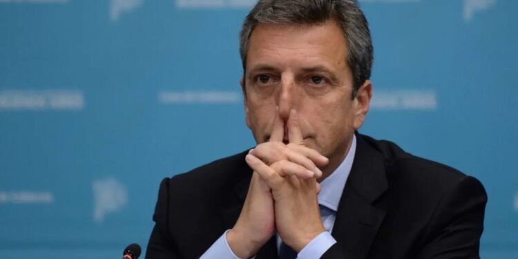 Massa en frenética búsqueda de dólares ausentes