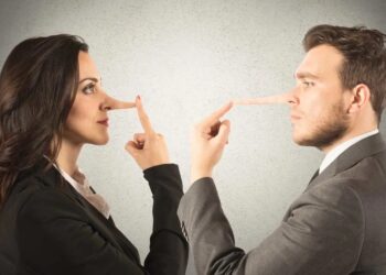 Falsean, fabulan, relatan ; mienten.