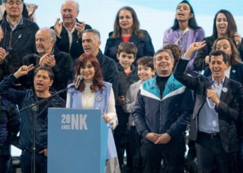 Lo hizo; fue un acto partidario con un toque familiar.