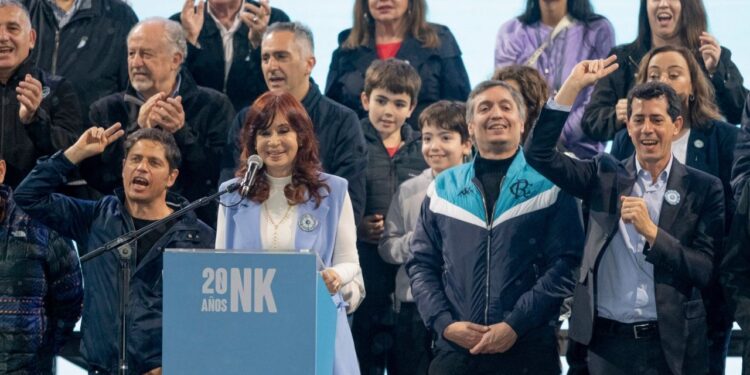 Lo hizo; fue un acto partidario con un toque familiar.