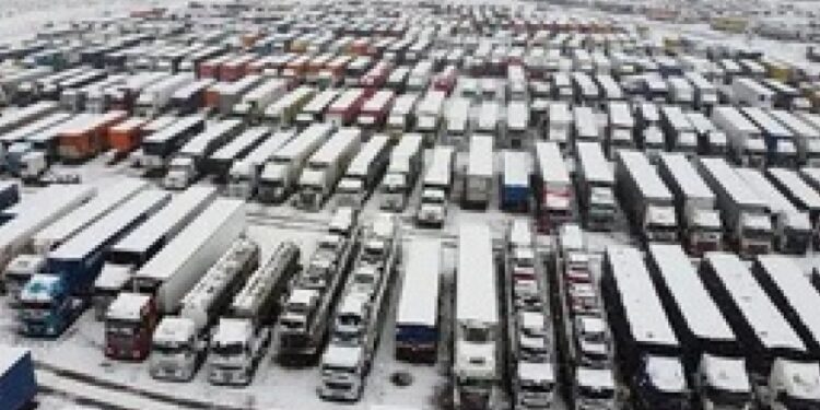 Paso a Chile. Habitual bloqueo por nieve y decisiones y opiniones erradas