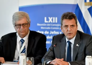 El presidente de hecho, ministro de Economía y candidato a su reelección, aprieta