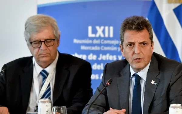 El presidente de hecho, ministro de Economía y candidato a su reelección, aprieta