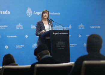 Massa, presidente de hecho, no da abasto