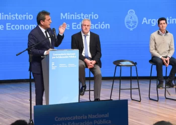 Massa borra con el codo lo que escribe con la mano