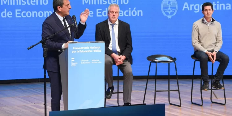 Massa borra con el codo lo que escribe con la mano