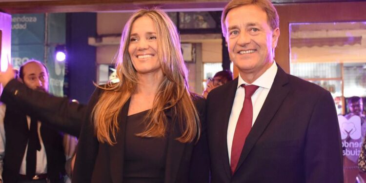 El gobernador Rodolfo Suarez y familia en Panamá