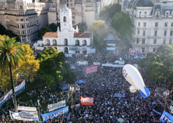 Marcha multitudinaria por la educación pública; el gobierno se pegó un tiro en el pie