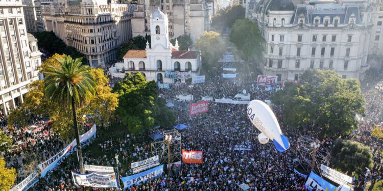 Marcha multitudinaria por la educación pública; el gobierno se pegó un tiro en el pie