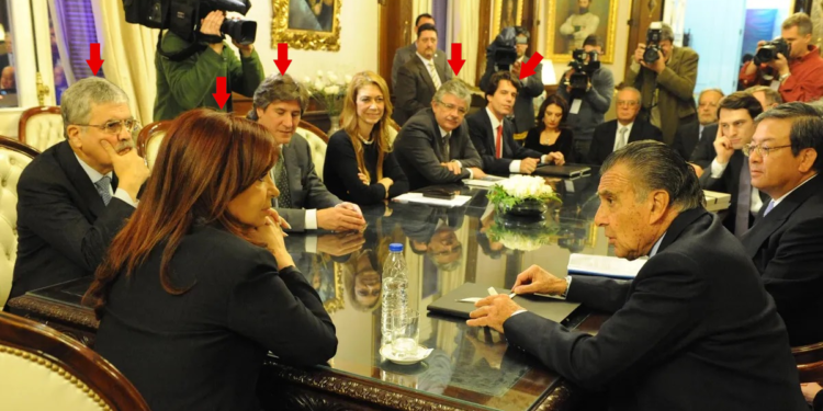 Foto de 2011; el pasado y el futuro juntos. Corrupción y cárcel retratados. Expectativas también