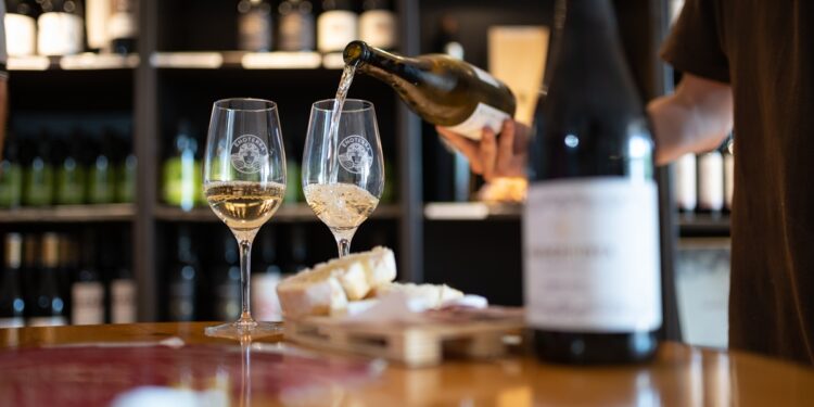 Dilemas y afirmaciones de periodistas, acompañados de Chardonnay