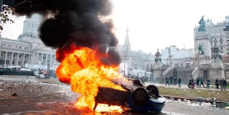 Dilema de siempre: República democrática o violencia y populismo autoritario