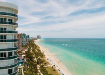 Casarse o comprometerse frente al mar en Miami; tendencia que crece