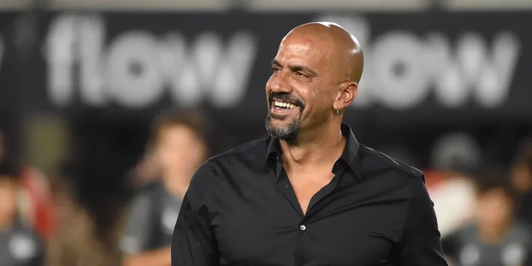 Juan Sebastian Verón conserva la dignidad. En solitario.