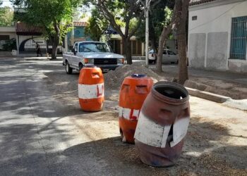 Pasé y miré: obstáculos indebidos que persisten, en las calles de la Ciudad mejoradas.
