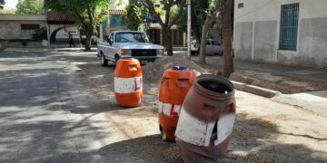 Pasé y miré: obstáculos indebidos que persisten, en las calles de la Ciudad mejoradas.