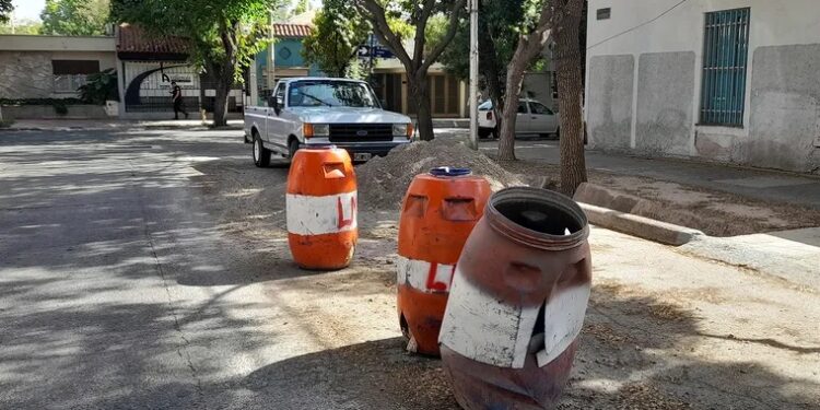 Pasé y miré: obstáculos indebidos que persisten, en las calles de la Ciudad mejoradas.
