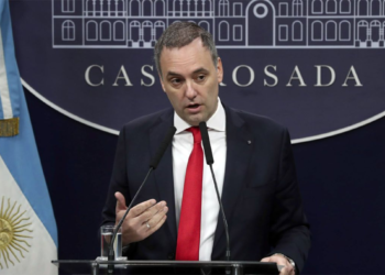 Los tropiezos del periodismo con Manuel Adorni