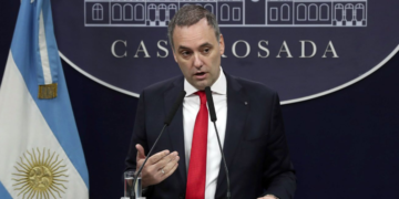 Los tropiezos del periodismo con Manuel Adorni