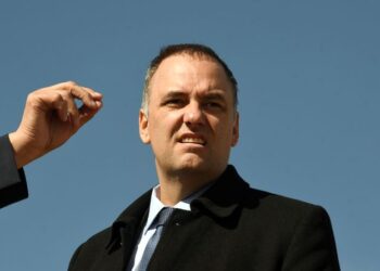 Manuel Adorni está fuera, aunque siga adentro